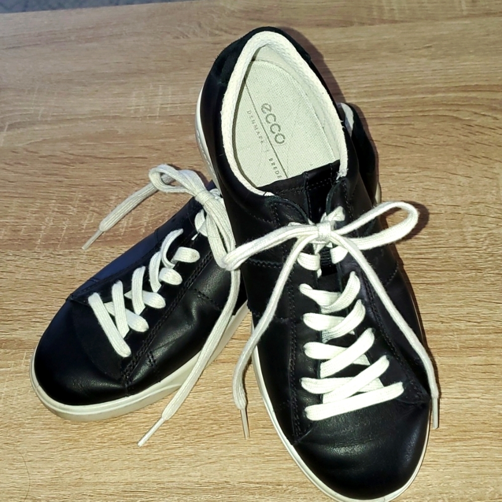 Ecco of Demark womens shoes 8/8.5.